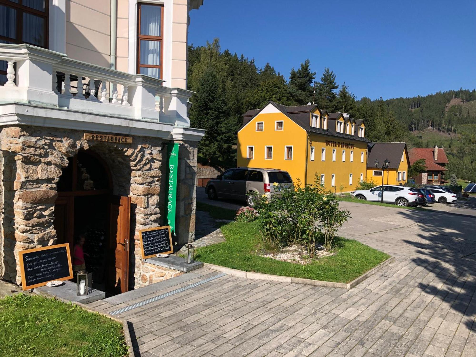 Hotel Chateau Cihelny Карлови Вари Екстериор снимка