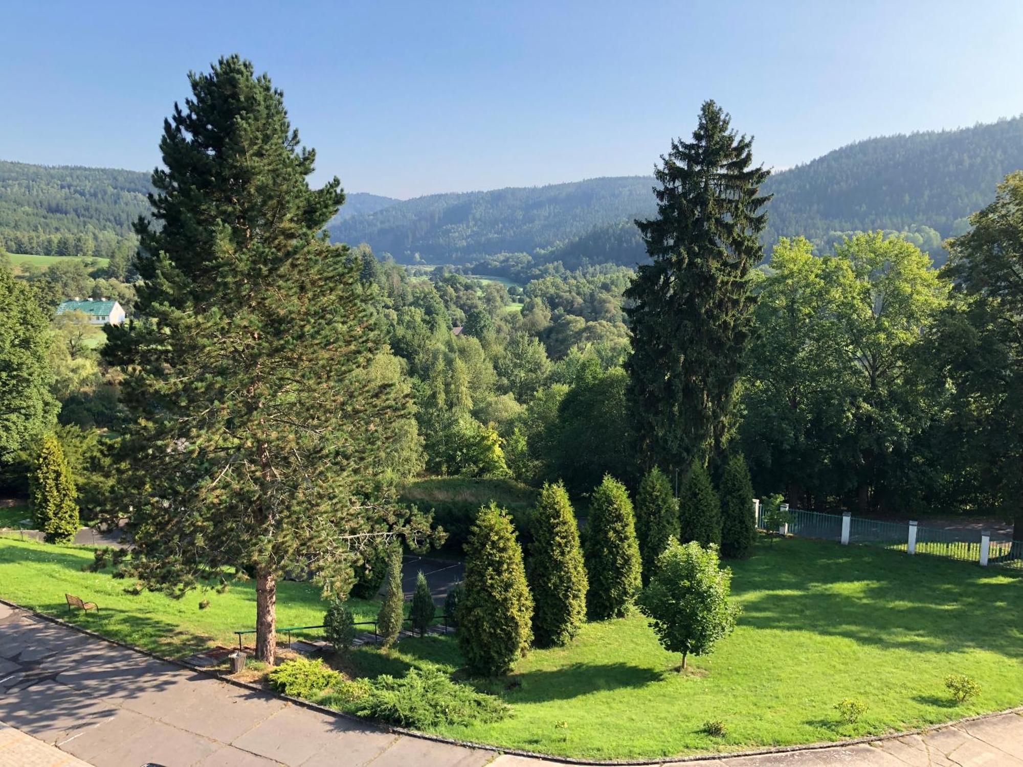 Hotel Chateau Cihelny Карлови Вари Екстериор снимка
