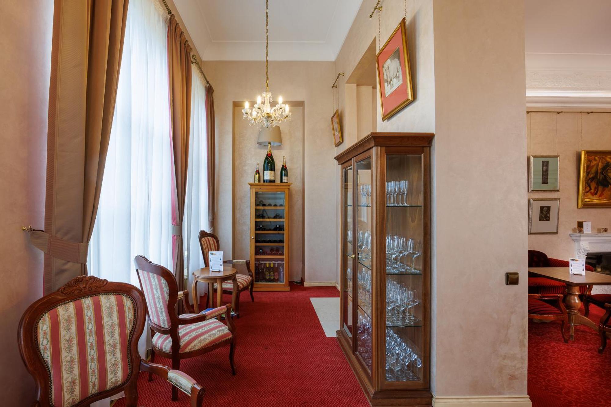 Hotel Chateau Cihelny Карлови Вари Екстериор снимка