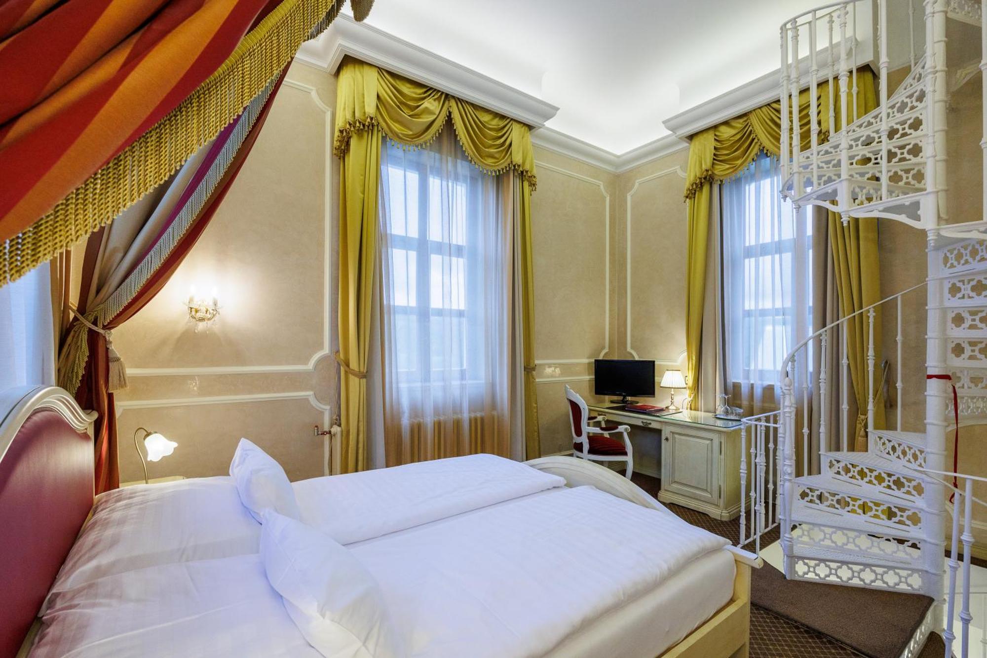 Hotel Chateau Cihelny Карлови Вари Екстериор снимка