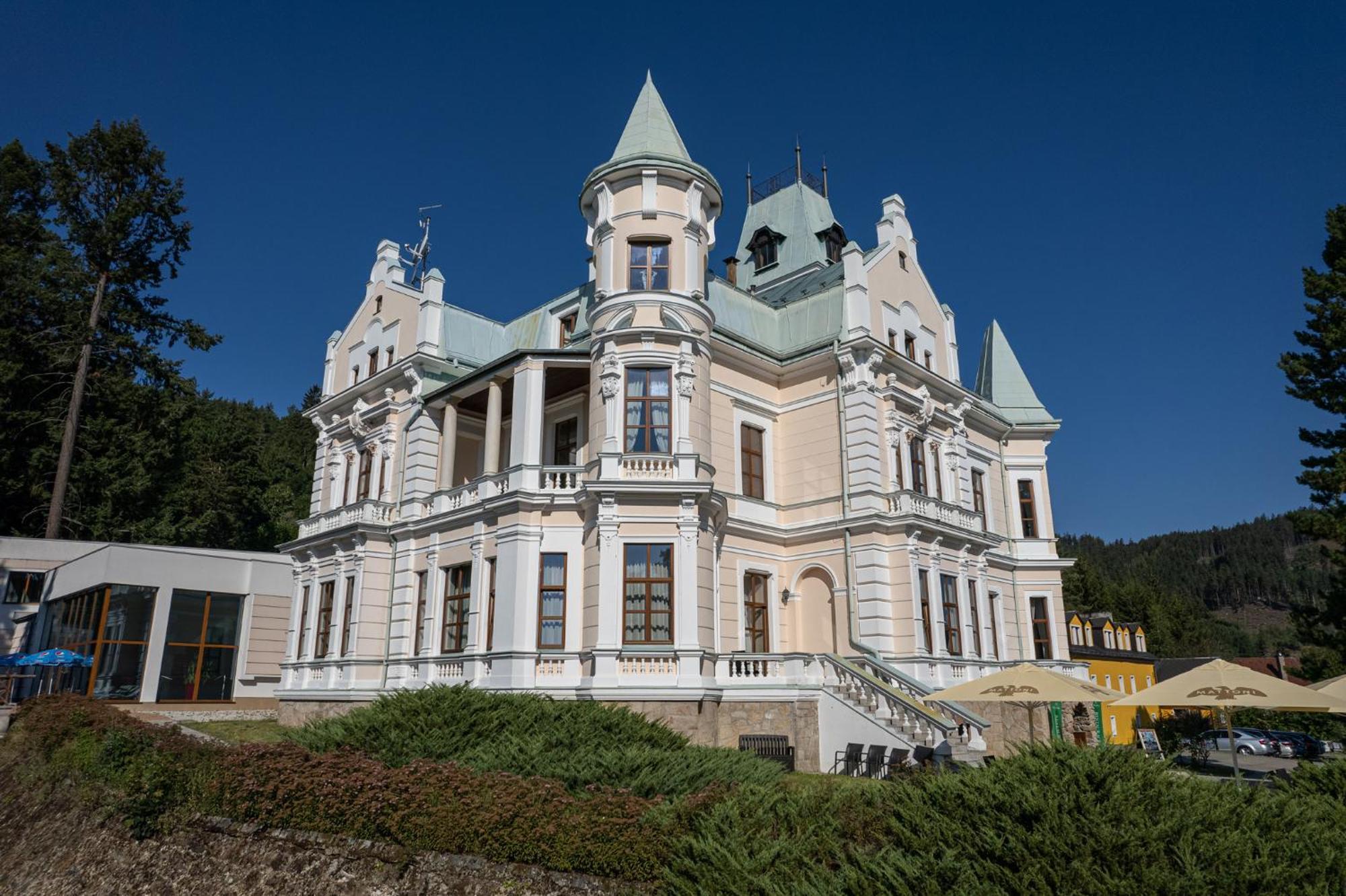 Hotel Chateau Cihelny Карлови Вари Екстериор снимка