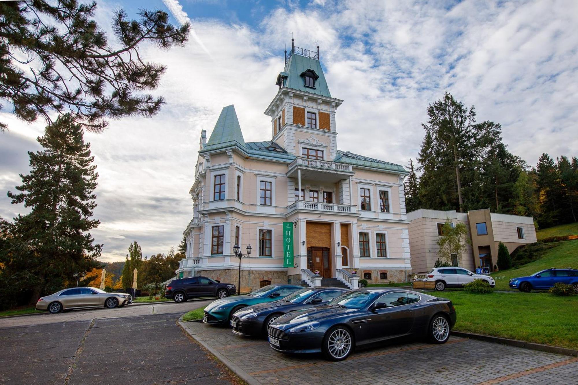 Hotel Chateau Cihelny Карлови Вари Екстериор снимка