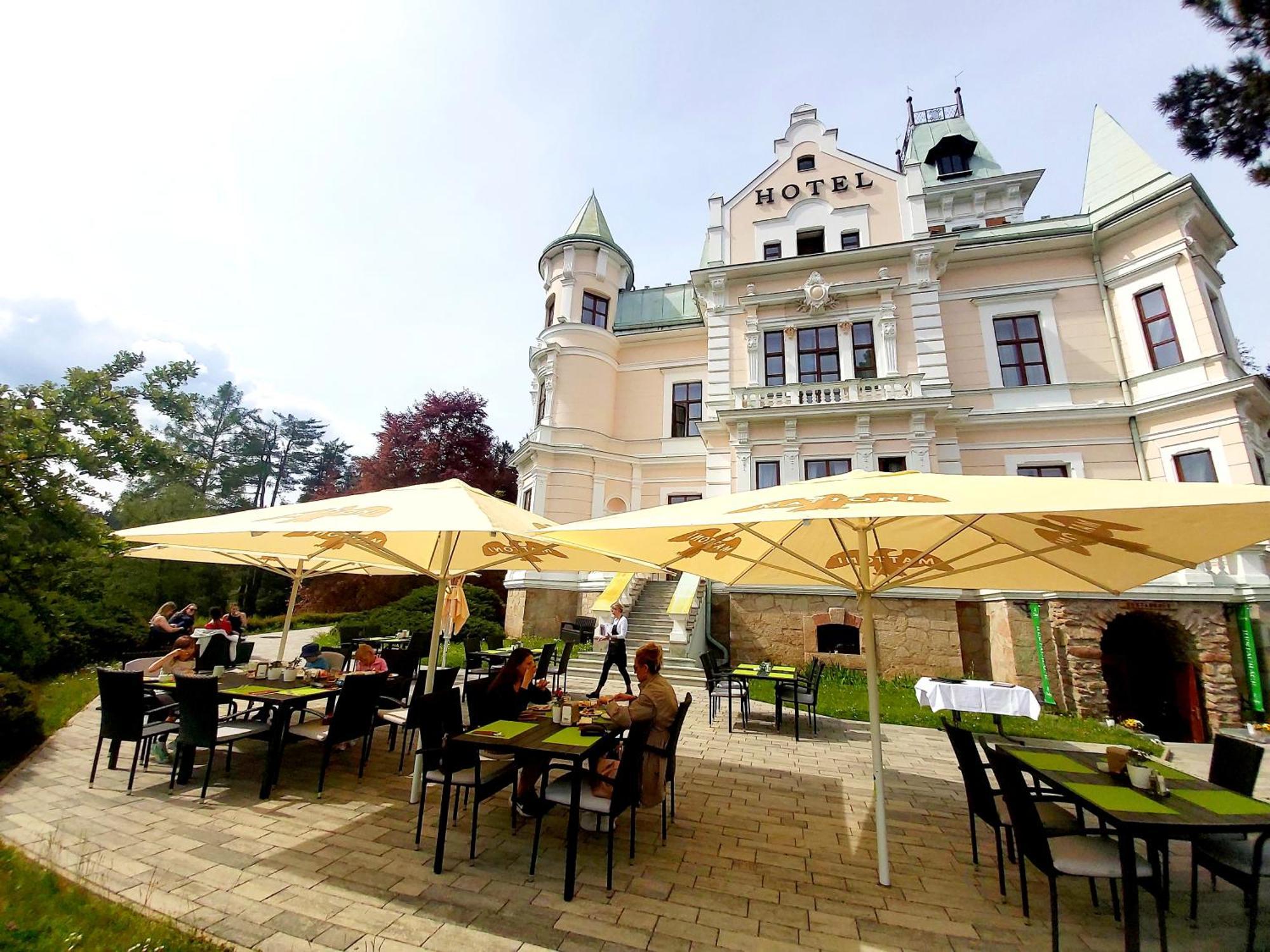 Hotel Chateau Cihelny Карлови Вари Екстериор снимка