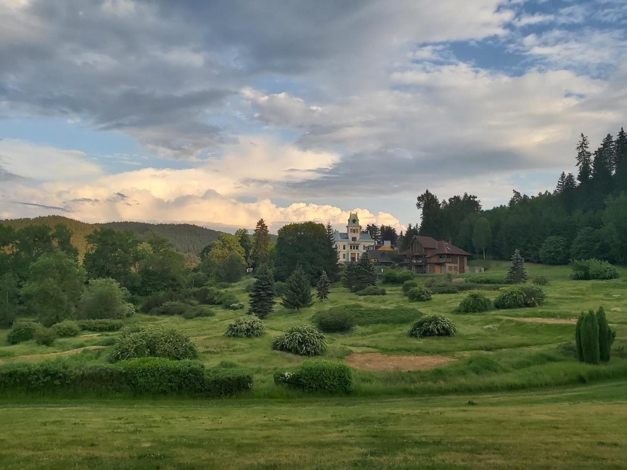 Hotel Chateau Cihelny Карлови Вари Екстериор снимка
