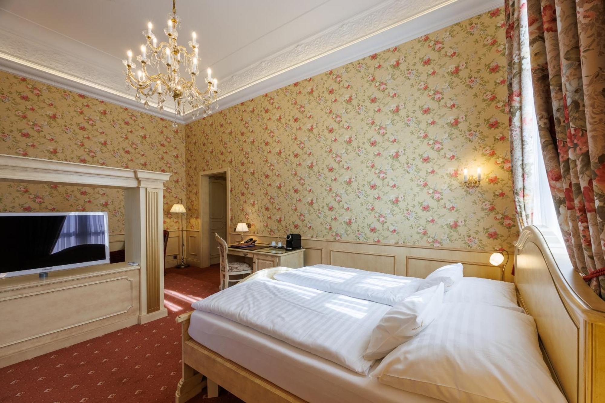 Hotel Chateau Cihelny Карлови Вари Екстериор снимка