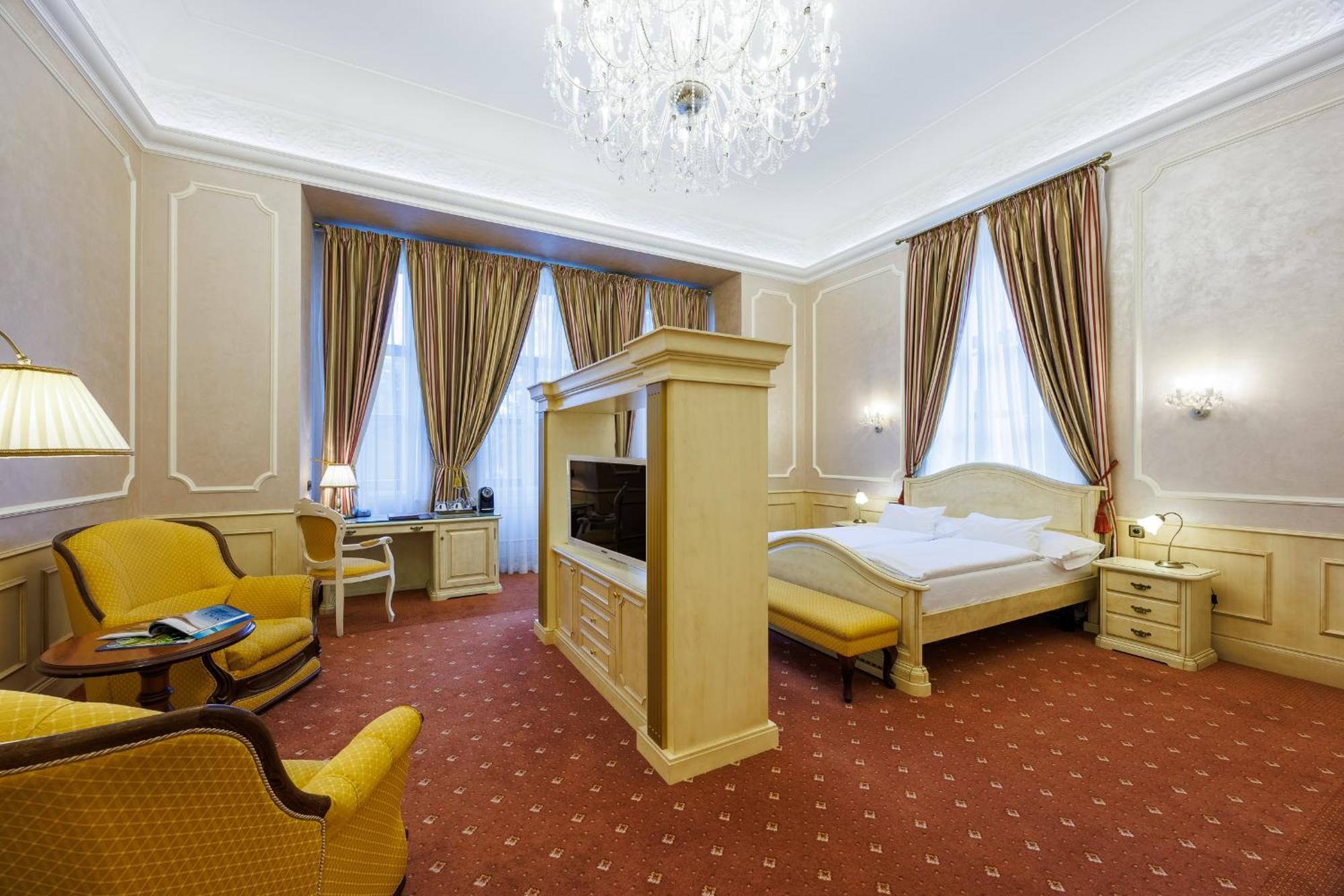 Hotel Chateau Cihelny Карлови Вари Екстериор снимка