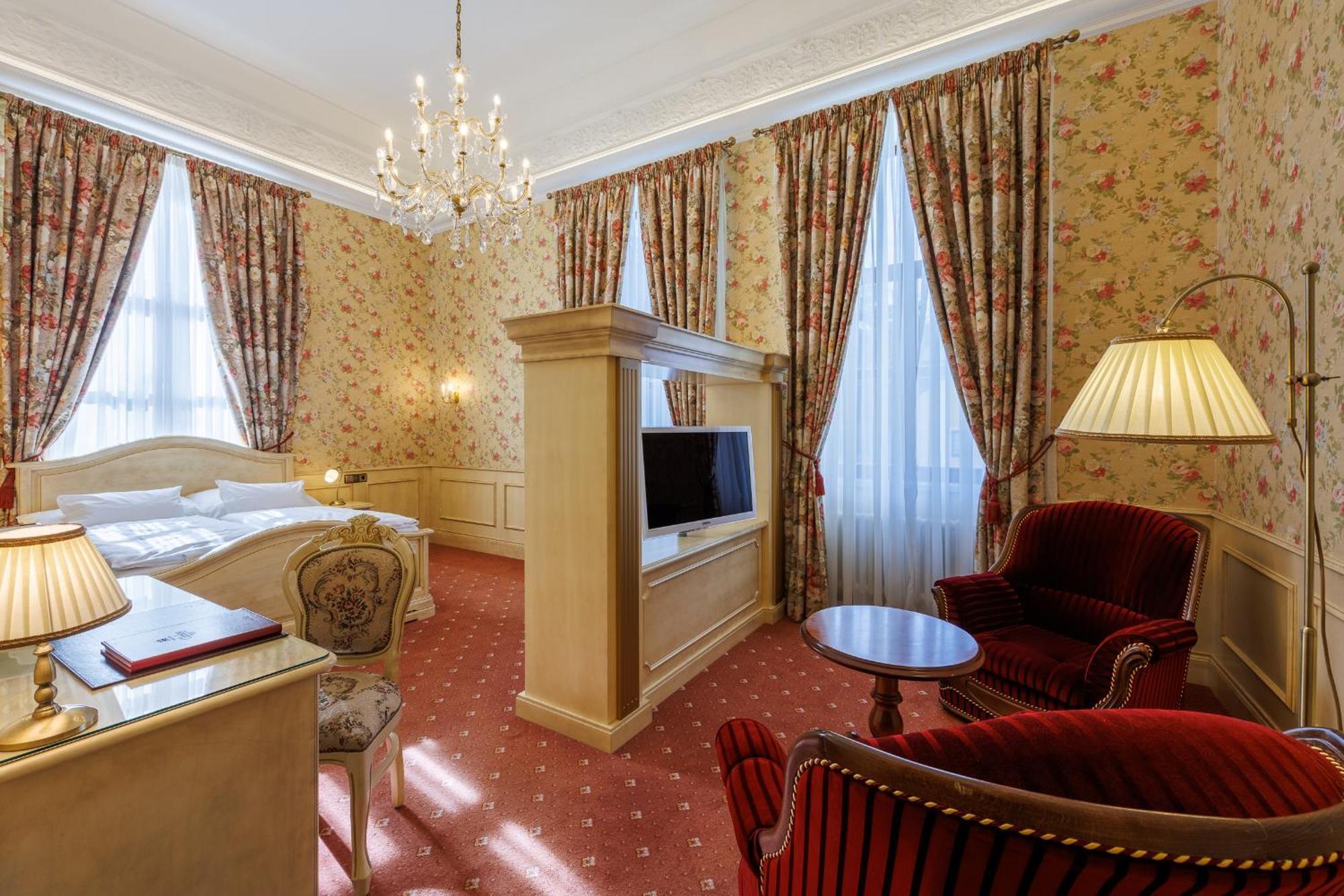 Hotel Chateau Cihelny Карлови Вари Екстериор снимка