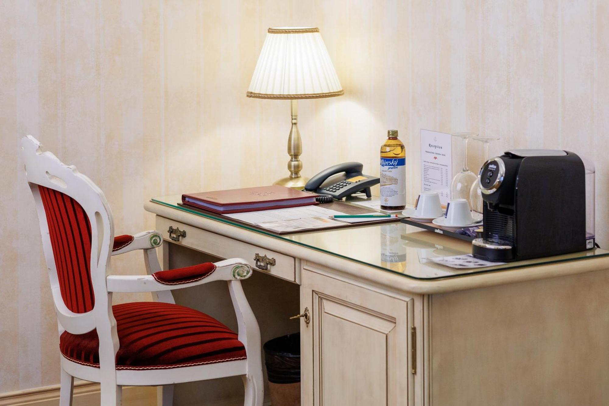 Hotel Chateau Cihelny Карлови Вари Екстериор снимка