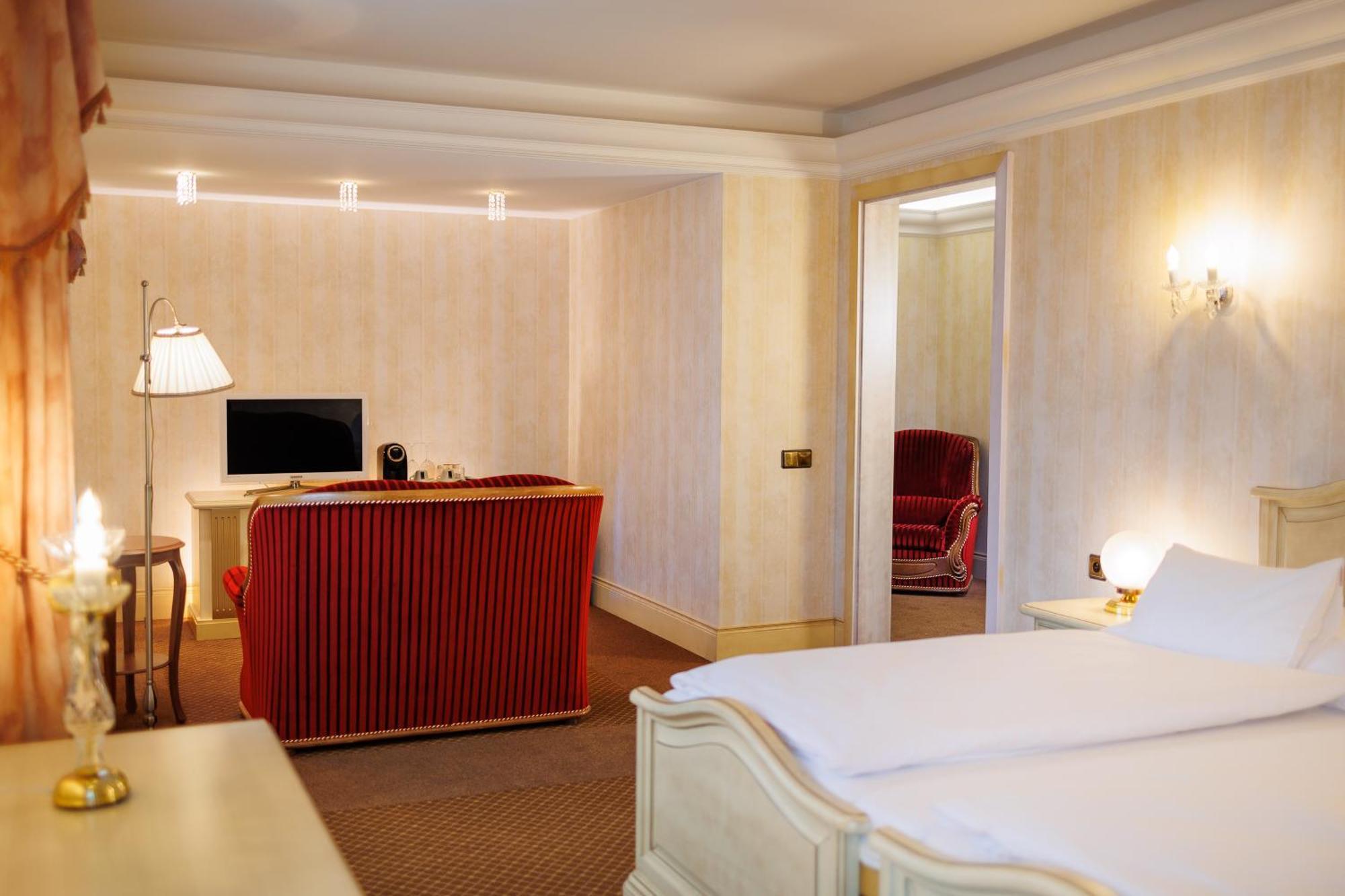Hotel Chateau Cihelny Карлови Вари Екстериор снимка