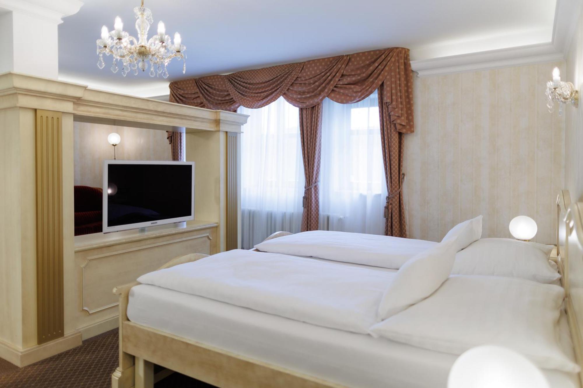 Hotel Chateau Cihelny Карлови Вари Екстериор снимка