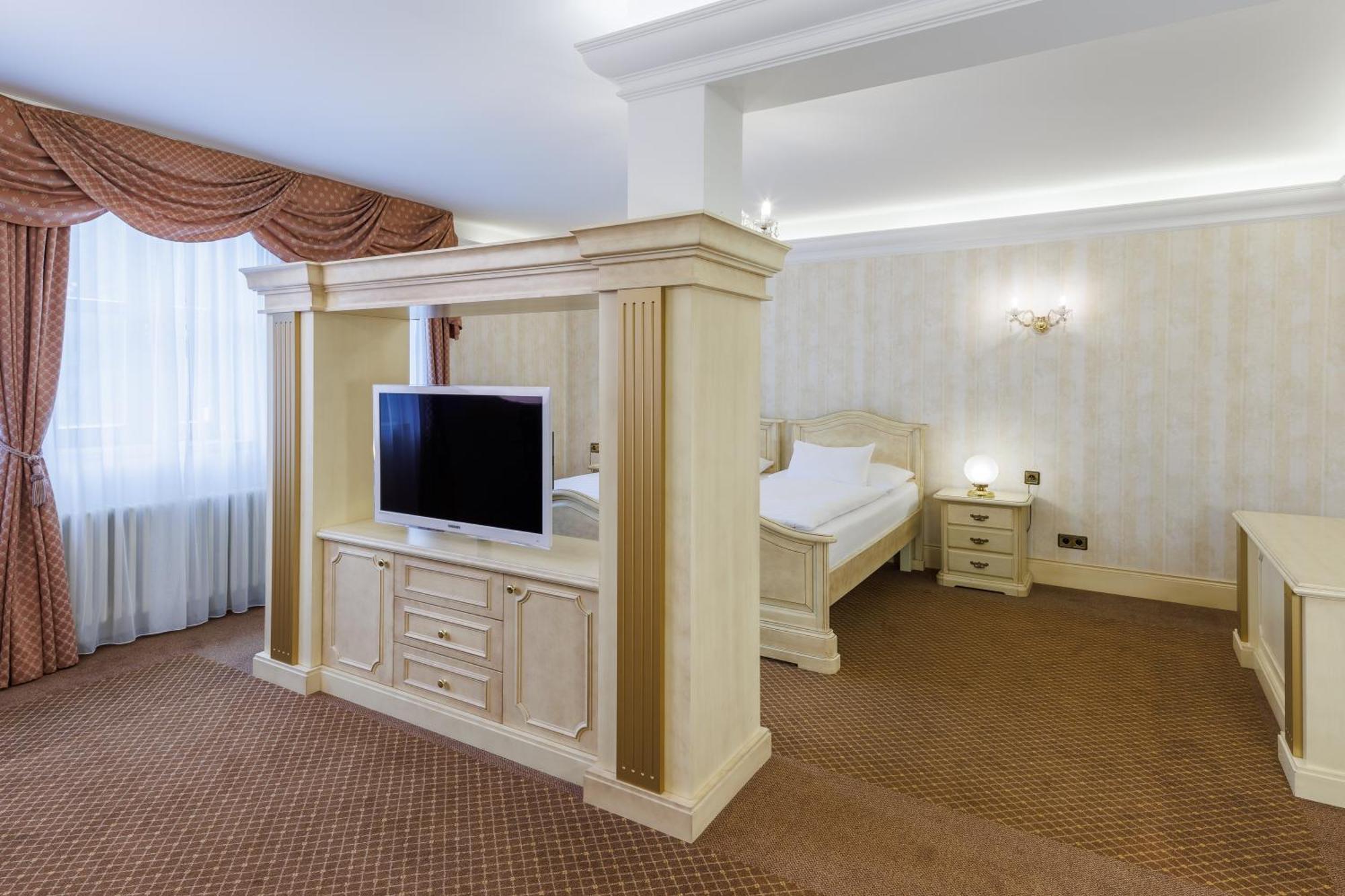 Hotel Chateau Cihelny Карлови Вари Екстериор снимка