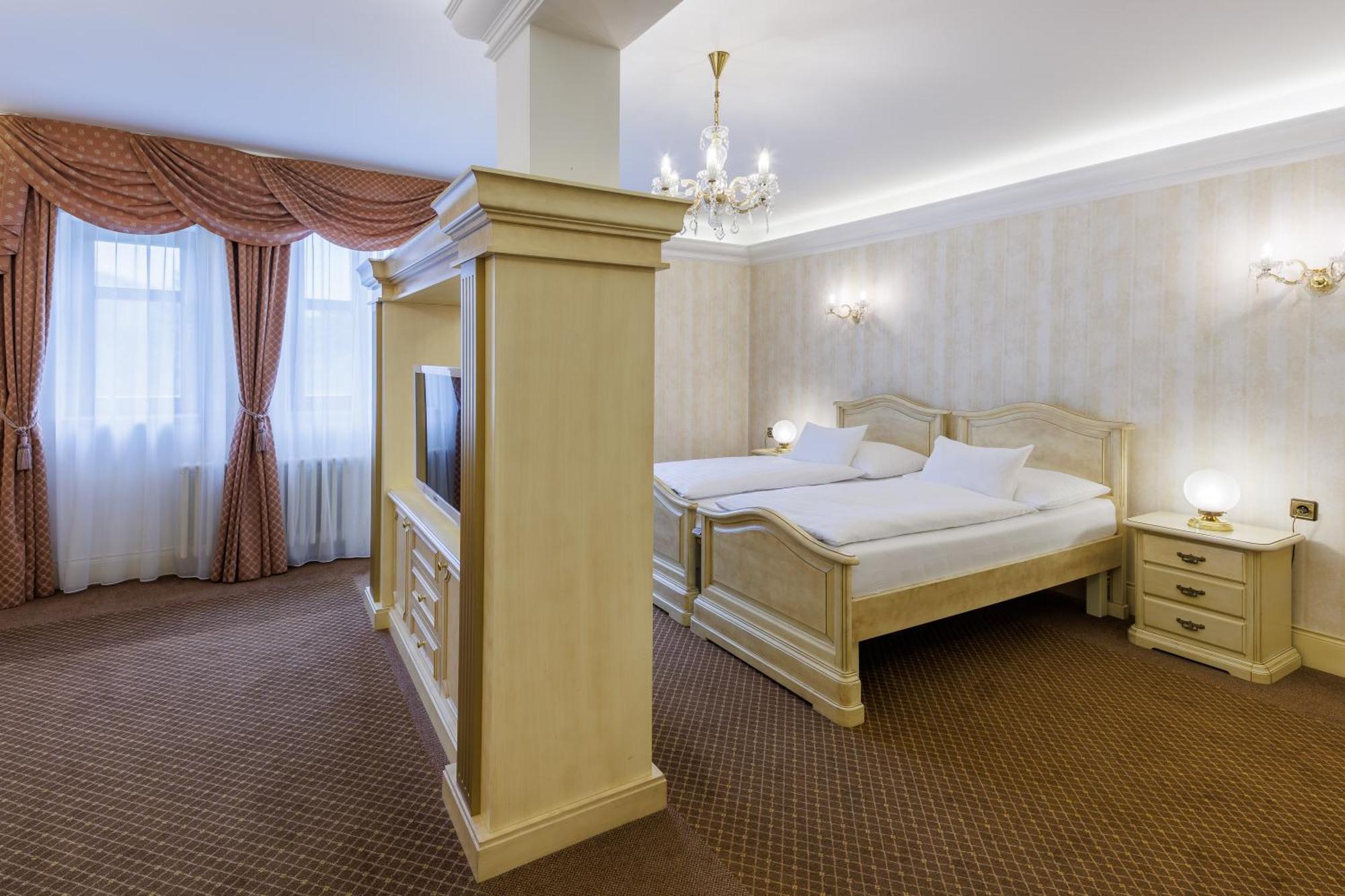 Hotel Chateau Cihelny Карлови Вари Екстериор снимка
