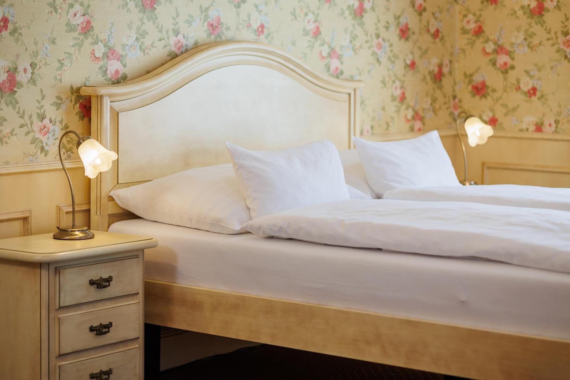 Hotel Chateau Cihelny Карлови Вари Екстериор снимка