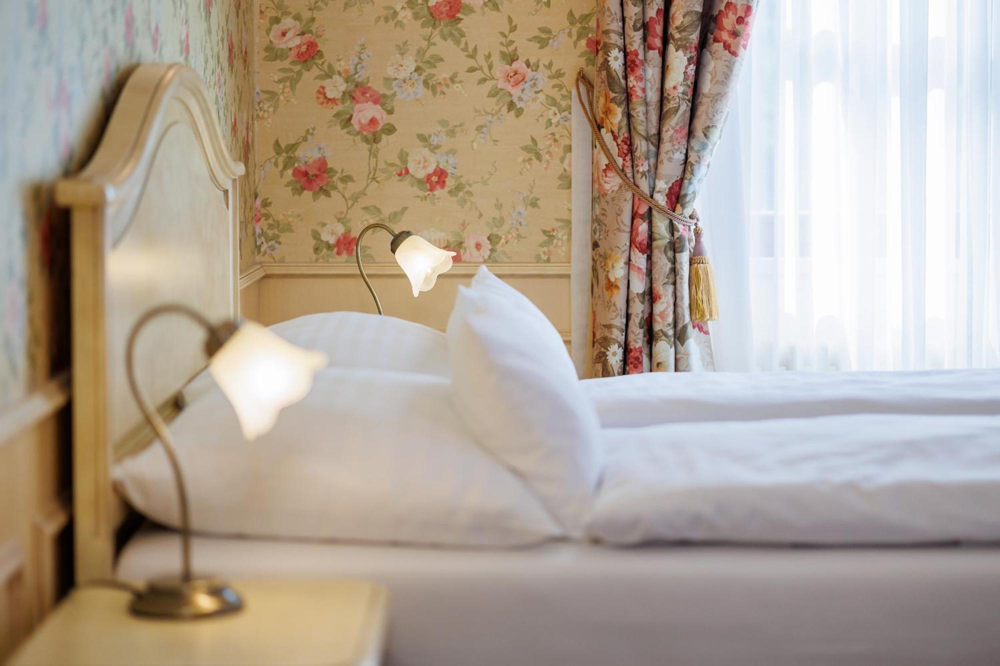 Hotel Chateau Cihelny Карлови Вари Екстериор снимка