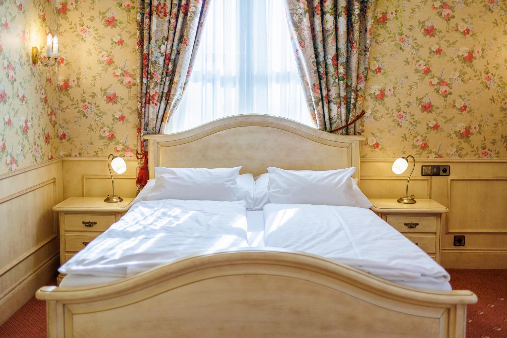 Hotel Chateau Cihelny Карлови Вари Екстериор снимка