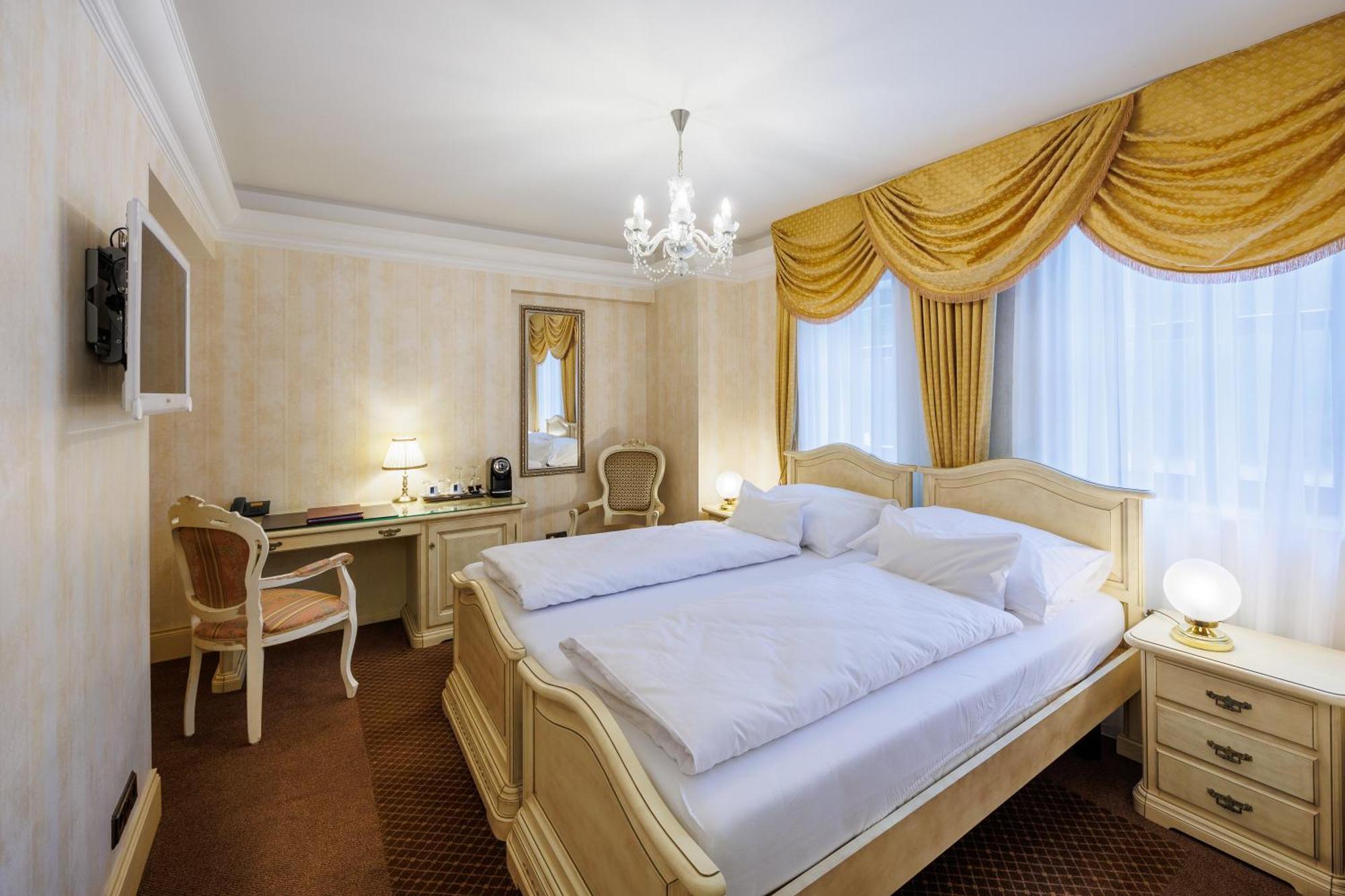 Hotel Chateau Cihelny Карлови Вари Екстериор снимка