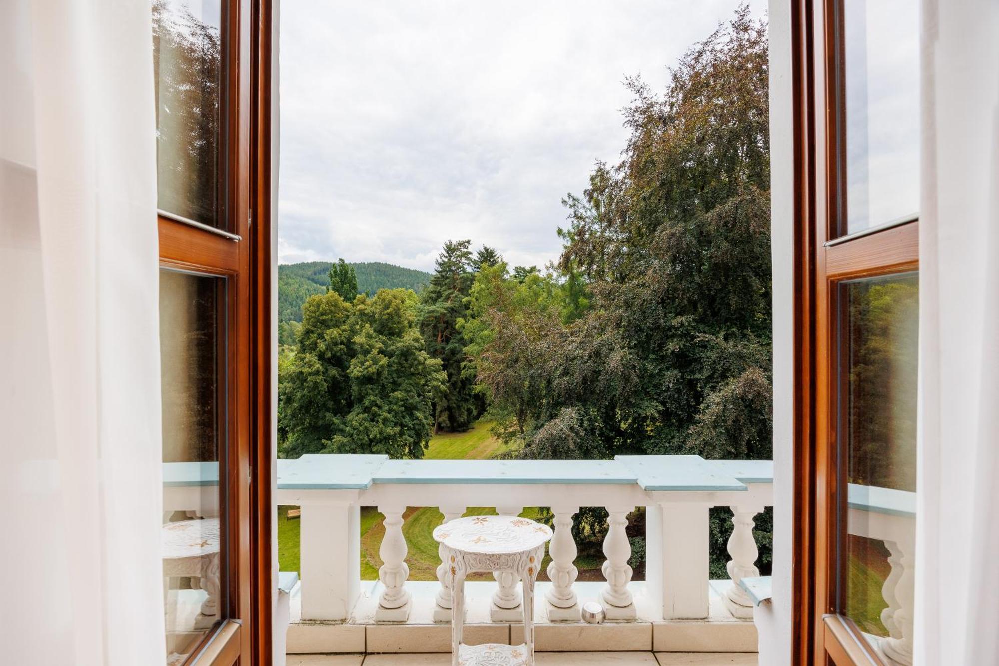 Hotel Chateau Cihelny Карлови Вари Екстериор снимка