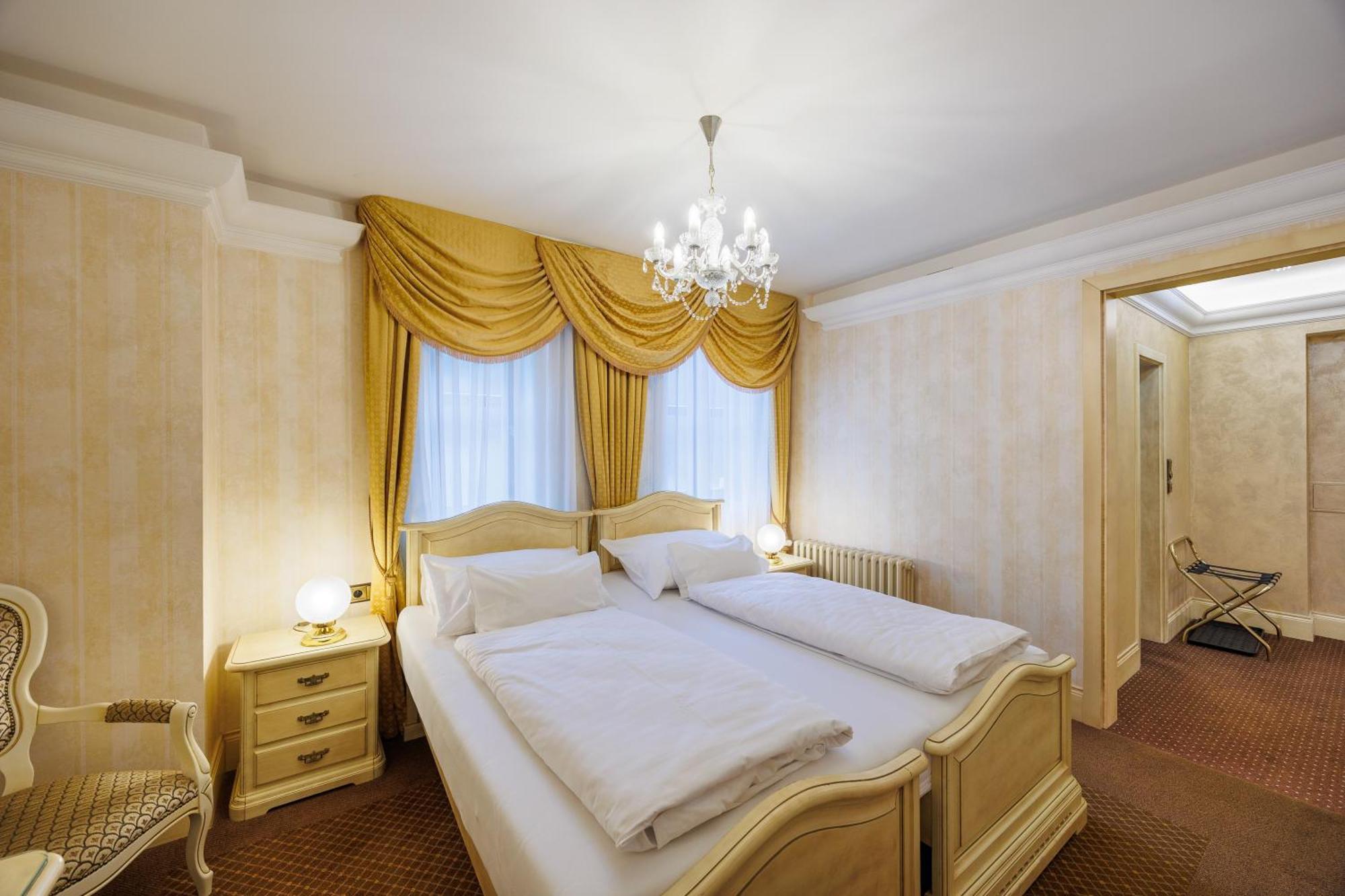 Hotel Chateau Cihelny Карлови Вари Екстериор снимка
