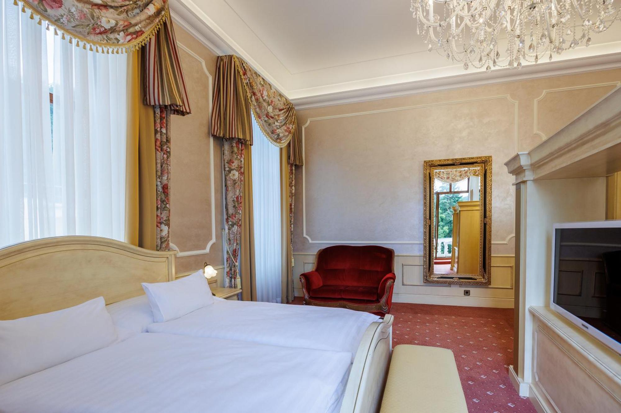 Hotel Chateau Cihelny Карлови Вари Екстериор снимка